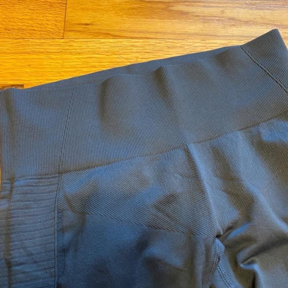 Zyia Gray Performance 24”Leggings, size medium - Picture 2 of 2